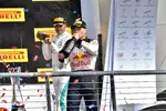 Foto zur News: Lewis Hamilton (Mercedes) und Max Verstappen (Red Bull)