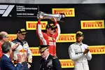 Foto zur News: Max Verstappen (Red Bull), Kimi Räikkönen (Ferrari) und Lewis Hamilton (Mercedes)