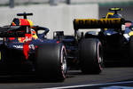Foto zur News: Daniel Ricciardo (Red Bull) und Carlos Sainz (Renault)