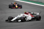 Foto zur News: Charles Leclerc (Sauber) und Daniel Ricciardo (Red Bull)