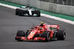 Foto zur News: Kimi Räikkönen (Ferrari) und Lewis Hamilton (Mercedes)