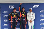 Foto zur News: Max Verstappen (Red Bull), Daniel Ricciardo (Red Bull) und Lewis Hamilton (Mercedes)