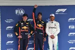 Foto zur News: Max Verstappen (Red Bull), Daniel Ricciardo (Red Bull) und Lewis Hamilton (Mercedes)