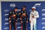 Foto zur News: Max Verstappen (Red Bull), Daniel Ricciardo (Red Bull) und Lewis Hamilton (Mercedes)