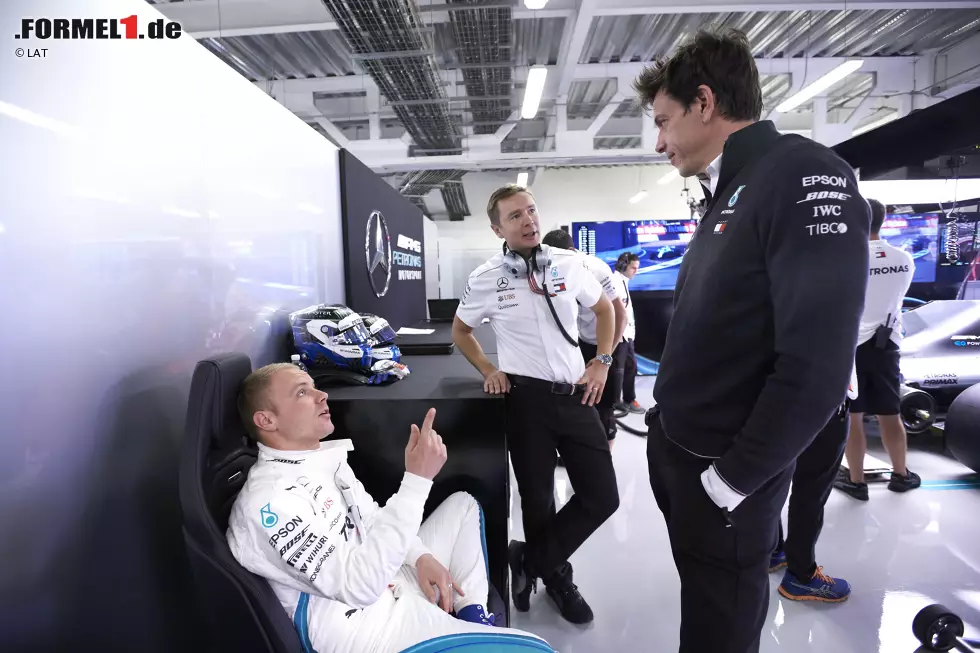 Foto zur News: Valtteri Bottas (Mercedes) und Toto Wolff