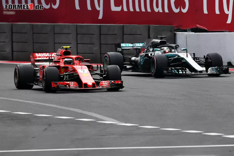 Foto zur News: Kimi Räikkönen (Ferrari) und Lewis Hamilton (Mercedes)