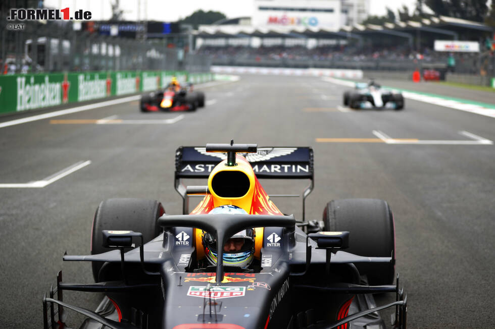 Foto zur News: Daniel Ricciardo (Red Bull), Max Verstappen (Red Bull) und Lewis Hamilton (Mercedes)