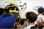 Foto zur News: Nico Hülkenberg (Renault) und Lewis Hamilton (Mercedes)