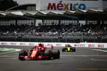 Foto zur News: Kimi Räikkönen (Ferrari) und Nico Hülkenberg (Renault)