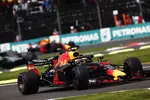 Foto zur News: Max Verstappen (Red Bull), Lewis Hamilton (Mercedes) und Daniel Ricciardo (Red Bull)