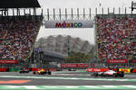 Foto zur News: Stoffel Vandoorne (McLaren) und Romain Grosjean (Haas)