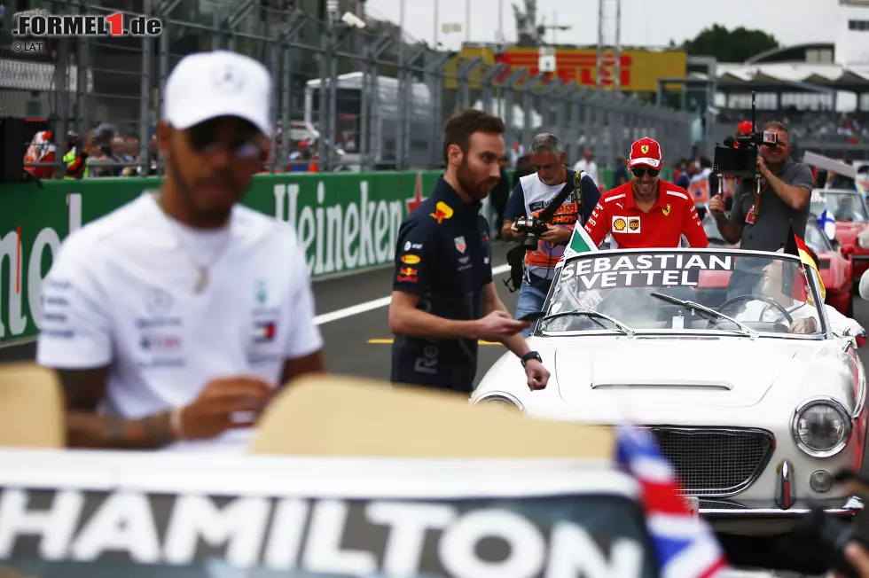 Foto zur News: Sebastian Vettel (Ferrari) und Lewis Hamilton (Mercedes)