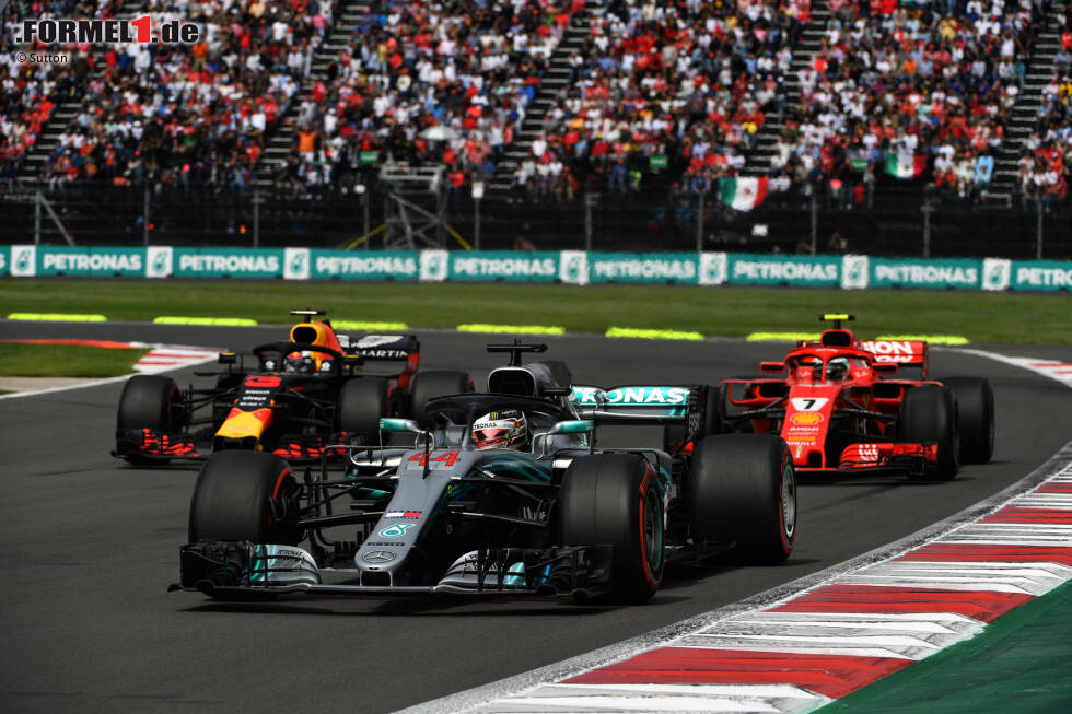 Foto zur News: Lewis Hamilton (Mercedes), Kimi Räikkönen (Ferrari) und Daniel Ricciardo (Red Bull)