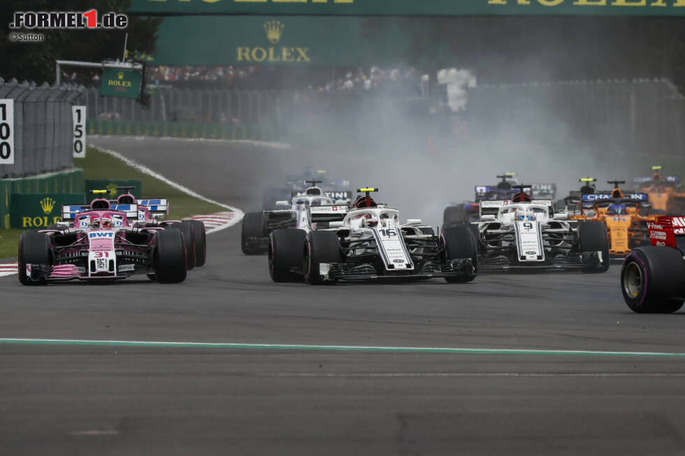 Foto zur News: Charles Leclerc (Sauber) und Esteban Ocon (Racing Point)