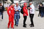 Foto zur News: Mark Arnall (Sauber), Roger Benoit (Blick), Kimi Räikkönen (Ferrari) und Beat Zehnder (Sauber)