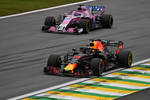 Foto zur News: Sergio Perez (Racing Point) und Daniel Ricciardo (Red Bull)