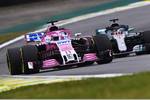 Foto zur News: Sergio Perez (Racing Point) und Lewis Hamilton (Mercedes)