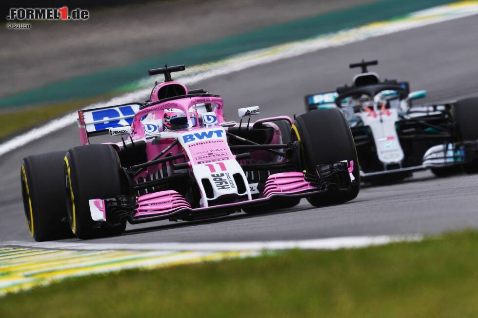 Foto zur News: Sergio Perez (Racing Point) und Lewis Hamilton (Mercedes)
