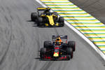 Foto zur News: Daniel Ricciardo (Red Bull) und Nico Hülkenberg (Renault)
