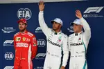 Foto zur News: Sebastian Vettel (Ferrari), Lewis Hamilton (Mercedes) und Valtteri Bottas (Mercedes)