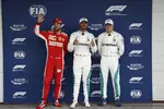 Foto zur News: Sebastian Vettel (Ferrari), Lewis Hamilton (Mercedes) und Valtteri Bottas (Mercedes)