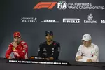 Foto zur News: Sebastian Vettel (Ferrari), Lewis Hamilton (Mercedes) und Valtteri Bottas (Mercedes)