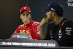 Foto zur News: Sebastian Vettel (Ferrari) und Lewis Hamilton (Mercedes)