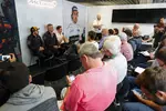 Foto zur News: Fernando Alonso (McLaren), Gil de Ferran und Stoffel Vandoorne (McLaren)