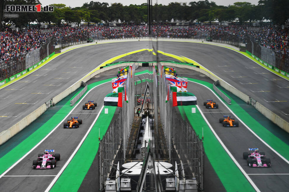 Foto zur News: Esteban Ocon (Racing Point), Stoffel Vandoorne (McLaren) und Fernando Alonso (McLaren)