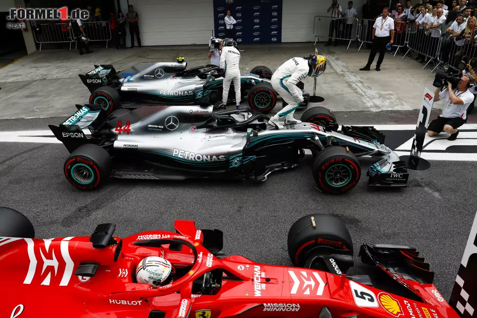 Foto zur News: Lewis Hamilton (Mercedes), Valtteri Bottas (Mercedes) und Sebastian Vettel (Ferrari)