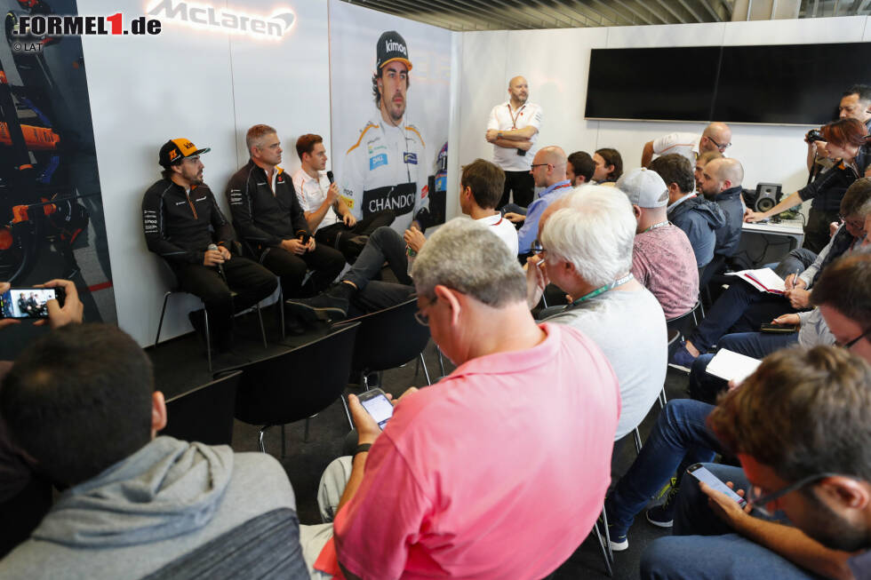 Foto zur News: Fernando Alonso (McLaren), Gil de Ferran und Stoffel Vandoorne (McLaren)