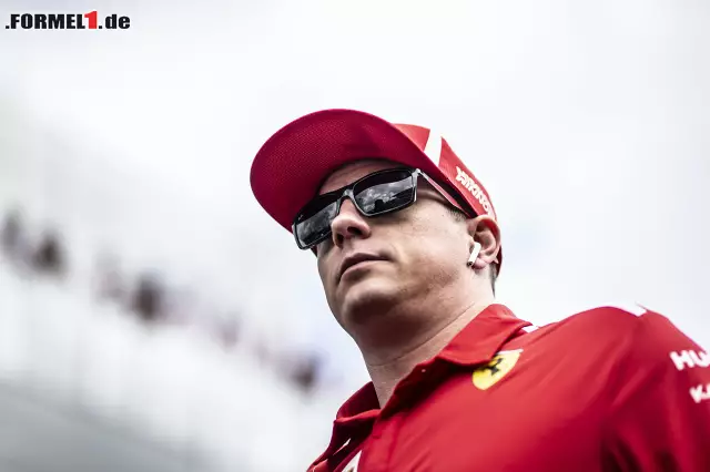 Foto zur News: Auch bei seiner letzten Fahrerparade für Ferrari verzieht Räikkönen keine Miene. Jetzt noch einmal durch die elf kultigsten "Kimi-Moments" seiner Karriere klicken!