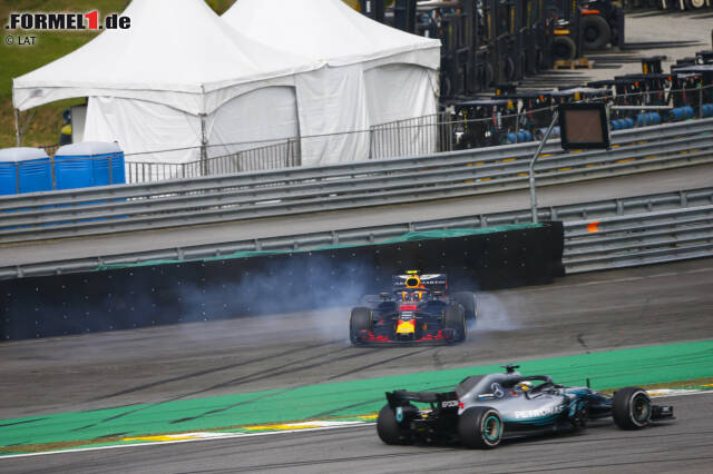 Foto zur News: Max Verstappen dreht sich, Lewis Hamilton sagt "Danke". Der Streitpunkt des Rennens in Bildern: