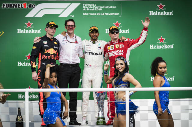 Foto zur News: Max Verstappen, Lewis Hamilton und Kimi Räikkönen auf dem Podium in Sao Paulo. Aber die Szene des Rennens war die Rauferei. Jetzt durch die Sequenz des großen Aufregers klicken!