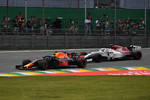 Foto zur News: Daniel Ricciardo (Red Bull) und Charles Leclerc (Sauber)
