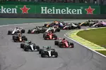 Foto zur News: Lewis Hamilton (Mercedes), Valtteri Bottas (Mercedes) und Sebastian Vettel (Ferrari)