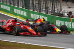 Foto zur News: Max Verstappen (Red Bull) und Sebastian Vettel (Ferrari)