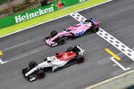 Foto zur News: Marcus Ericsson (Sauber) und Esteban Ocon (Racing Point)