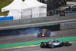 Foto zur News: Lewis Hamilton (Mercedes), Max Verstappen (Red Bull) und Esteban Ocon (Racing Point)