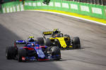 Foto zur News: Carlos Sainz (Renault) und Pierre Gasly (Toro Rosso)