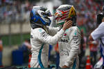 Foto zur News: Lewis Hamilton (Mercedes) und Valtteri Bottas (Mercedes)