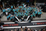 Foto zur News: Lewis Hamilton (Mercedes), Valtteri Bottas (Mercedes) und Toto Wolff