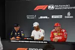 Foto zur News: Max Verstappen (Red Bull), Lewis Hamilton (Mercedes) und Kimi Räikkönen (Ferrari)