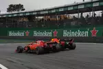 Foto zur News: Sebastian Vettel (Ferrari) und Daniel Ricciardo (Red Bull)