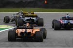 Foto zur News: Brendon Hartley (Toro Rosso) und Fernando Alonso (McLaren)