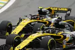 Foto zur News: Nico Hülkenberg (Renault) und Carlos Sainz (Renault)