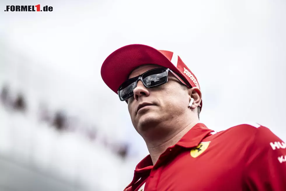 Foto zur News: Auch bei seiner letzten Fahrerparade für Ferrari verzieht Räikkönen keine Miene. Jetzt noch einmal durch die elf kultigsten &amp;quot;Kimi-Moments&amp;quot; seiner Karriere klicken!