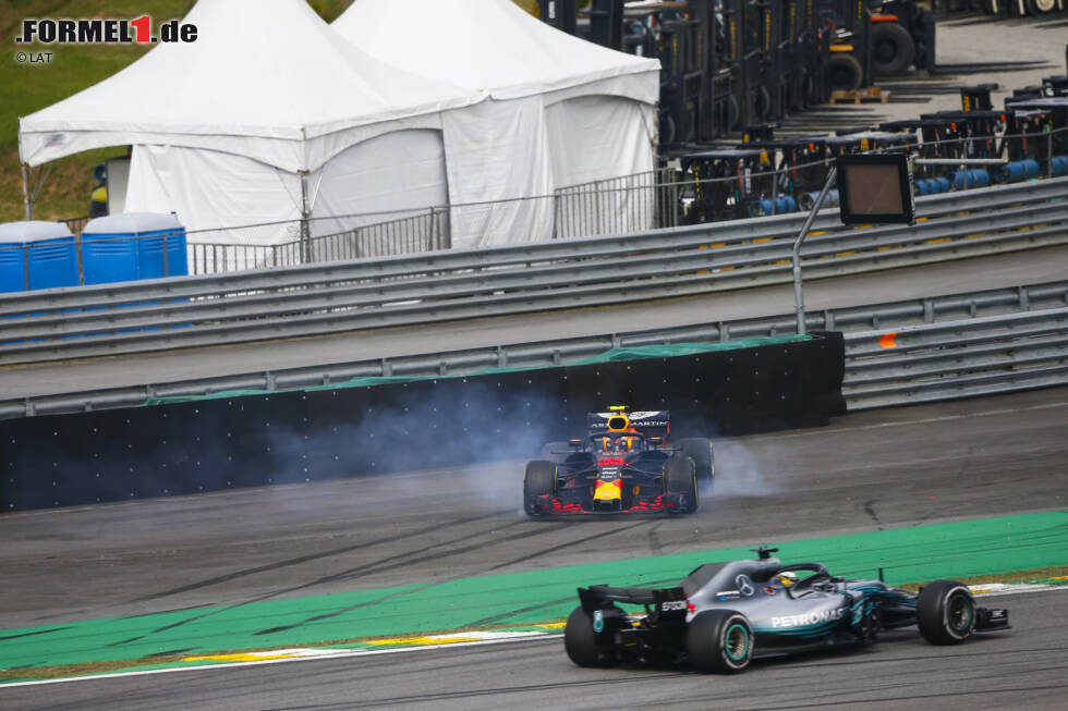 Foto zur News: Max Verstappen dreht sich, Lewis Hamilton sagt &amp;quot;Danke&amp;quot;. Der Streitpunkt des Rennens in Bildern: