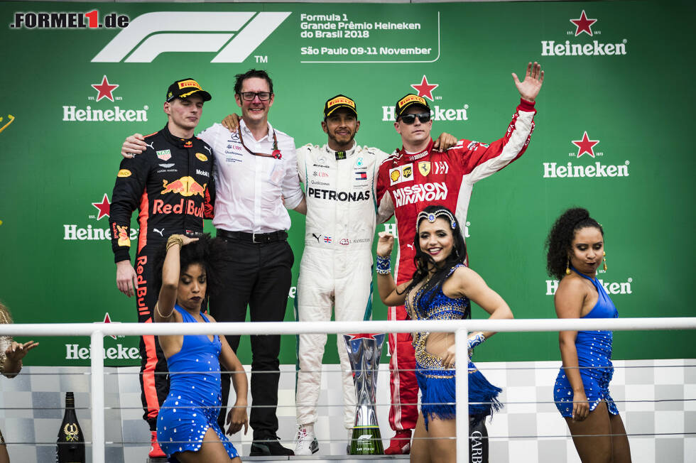 Foto zur News: Max Verstappen, Lewis Hamilton und Kimi Räikkönen auf dem Podium in Sao Paulo. Aber die Szene des Rennens war die Rauferei. Jetzt durch die Sequenz des großen Aufregers klicken!