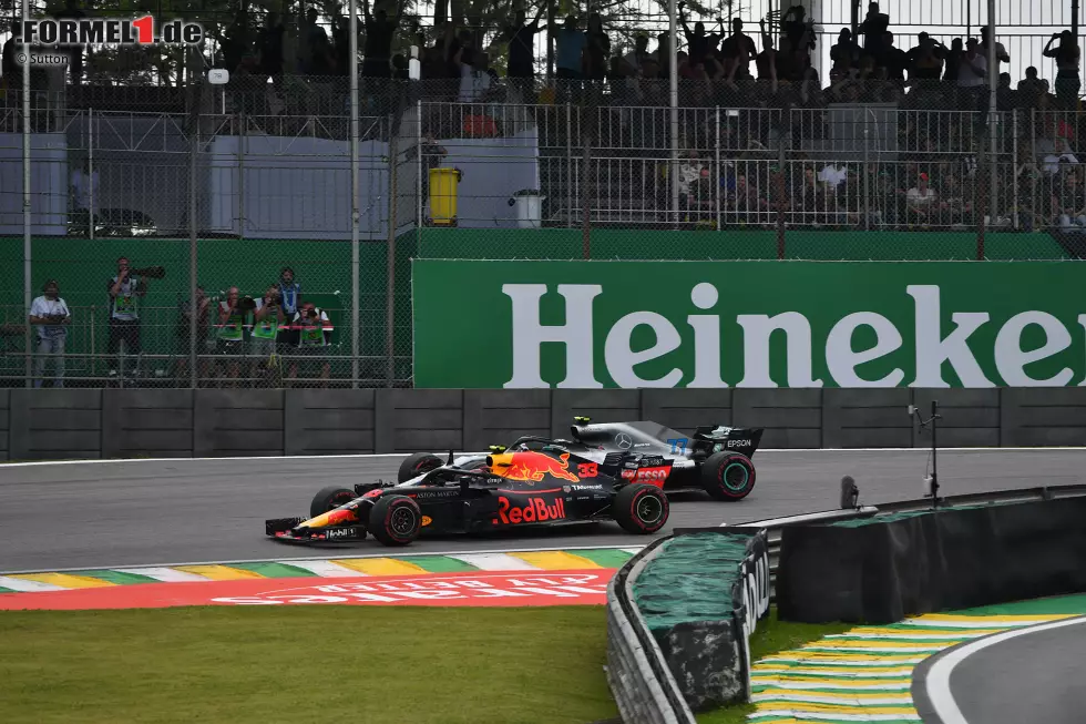 Foto zur News: Max Verstappen (Red Bull) und Valtteri Bottas (Mercedes)